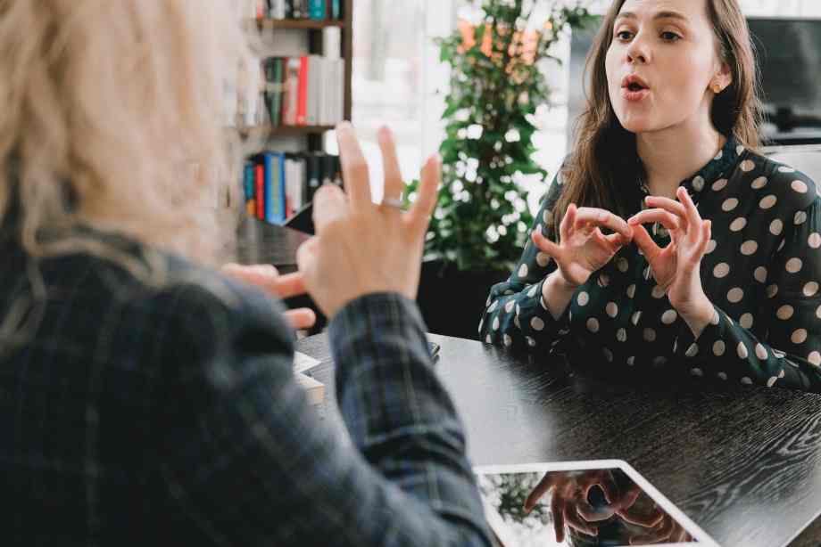 Comment bien communiquer avec une personne malentendante ?