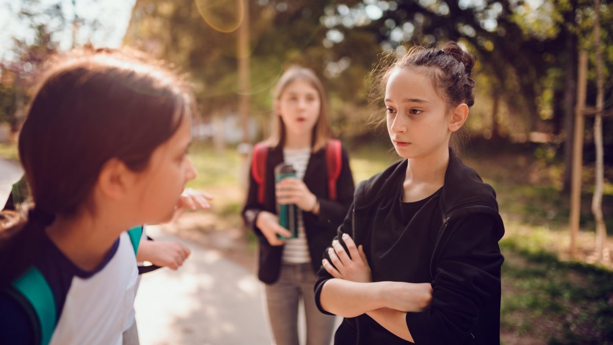 Mon enfant subit des moqueries : que faire ?