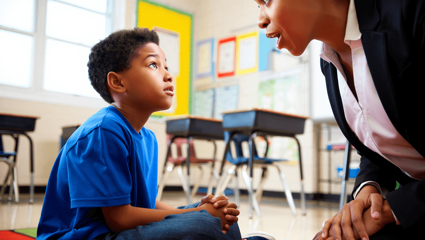 Jeu d’enfants : cette étude
explique pourquoi les adultes devraient (parfois) se taire