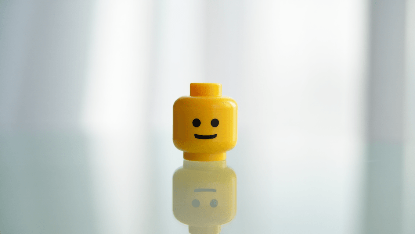 Ce symbole iconique de Lego
n'est pas si anodin : ce que révèle la couleur jaune des
figurines