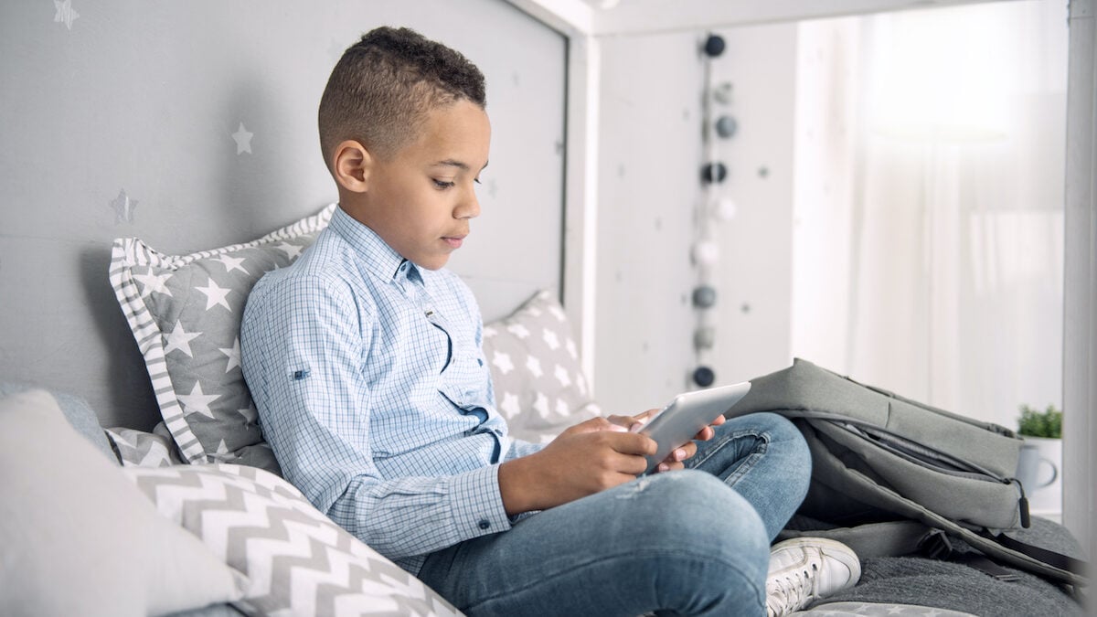 À partir de quel âge peut-on
laisser son enfant seul à la maison ? Voici ce qu’il faut vraiment
vérifier