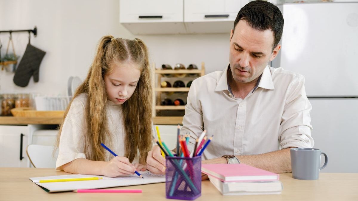 "Elle passe avant tout" : Le
père d'une jeune fille de 11 ans, diplômée de l'université, partage
sa règle parentale numéro un et non négociable