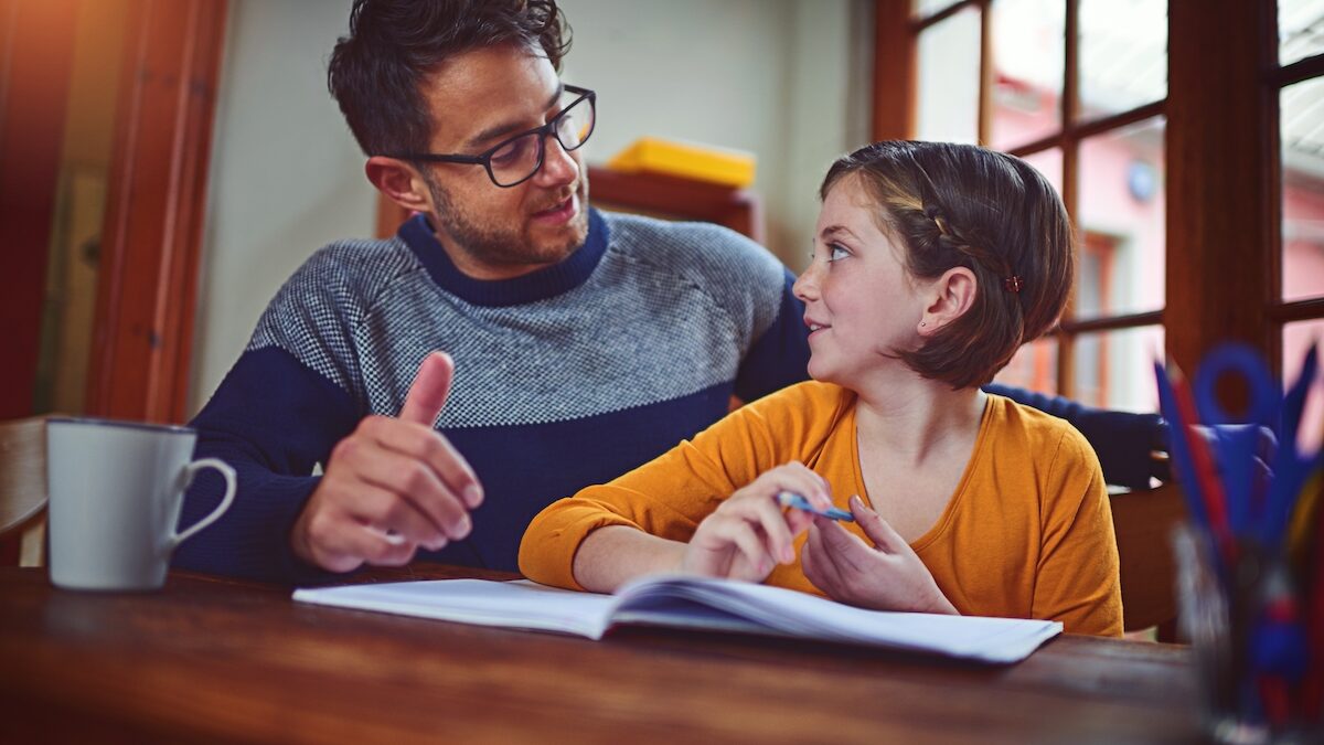 Retour d'école : 13 questions
qui valent mieux que "comment s'est passée ta journée ?" pour
échanger avec votre enfant